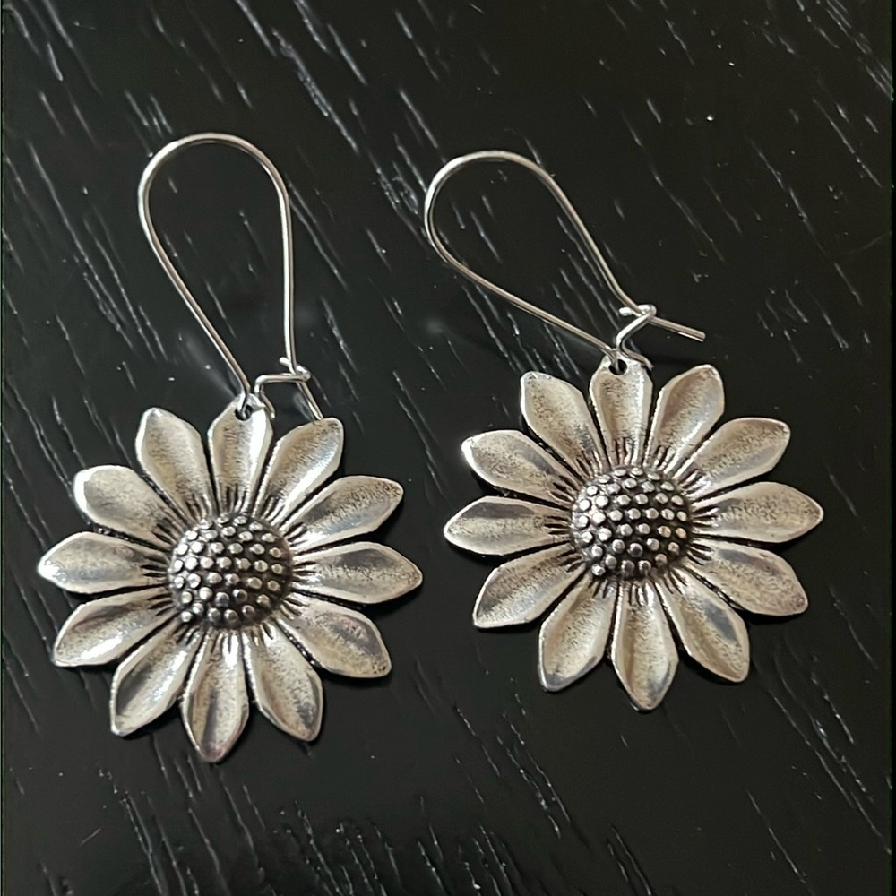 Silver tone daisy earrings-NWT
